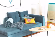 Pour sa première collaboration, la maison Caravane choisi la marque Sézane, pour une capsule exclusive, fusionnelle et colorée.