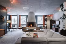 Le béton et le mobilier design donnent un air urbain à ce loft montagnard.