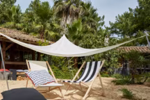 Voile d'ombrage BLOOMA, Mahu triangle, coloris sable, existe en gris, vert, radium ou rouge vegas, 100% polyester, tissu traité anti-UV et déperlant, résiste aux petites pluies, L.3 x l.3 m, 22,90 euros, accessoires de fixations vendus séparément, Castorama.