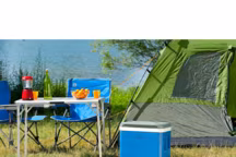 Glacière Icetime Plus Extrême, modèle 25 L. Couvercle avec charnières pour garder les deux mains libres lors du transport et minimiser la déperdition du froid. Système " Click and Lock » qui confirme l'étanchéité de la glacière grâce à un bruit qui se déclenche lors de la bonne fermeture du couvercle. Isolation totale cuve + couvercle en mousse de polyuréthane injectée, sans CFC ni HCFC. Revêtement intérieur antimicrobien pour éviter les moisissures et les mauvaises odeurs. Peut contenir jusqu'à 6 bouteilles de 1,5 L. Performance : maintien au frais jusqu'à 26 h (avec pains de glace). Dimensions : L. 41 x H. 31 x P. 43 cm. Poids : 2,5 kg. Certificat d'alimentarité. Fabrication Italie. Garantie 2 ans.
A partir de 49,90 € (modèle 25 L). Disponible aussi en 29, 37 et 41 litres. Campingaz.