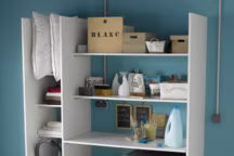 Faire un grand tri une fois par an permet de vider la buanderie des objets inutilisés.