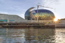 Vue extérieure de l'auditorium sur l'île Seguin.