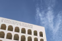 Le Palazzo della Civiltà Italiana est un hommage au Colisée, d'où son surnom de Colisée carré. Il a inspiré un grand nombre d'artistes, comme De Chirico, et de cinéastes, comme Fellini, Rossellini, Antonioni ou Peter Greenaway.