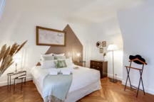 Tables gigogne Chehoma, cadre et carte ancienne chinés, commode Ikea customisée, peinture taupe la Palette.