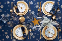 Couverts en acier doré à partir de 5,99 euros, vaisselle porcelaine à bord doré, à partir de 9,99 euros, Nappe flocons de neige, 150 x 250 cm, 59,99 euros, ronds de serviette à étoile doré, 6,7 x 6,6 x 4 cm, 15,99 euros, Zara Home