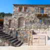 Des maisons fondues dans le paysage de la Corse