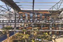La Nouvelle Manufacture Design dans une ancienne hall Alstom. Au sein de l'agence de Saguez et Partners, l'école Design Act, le bivouac, le jardin tropical, le restaurant Yaya ouvert à tous.