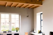 Ce parquet flottant en chêne nougat huilé séduit par son aspect vieilli. Ses noeuds ont été poncés à la main. Grandes lames :  22 cm X 2,20 m. Parquet Quick Step Império Caractère : 94,99 euros. Quick Step.