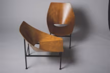 Sébastien Gaonac'h a adapté son savoir-faire de ployé à chaud. " Le contreplaqué ne peut être étuvé : il se disloquerait. Je le cintre, sur des moules imbriqués comme des cuillères. C'est la résine époxy que je cuis et qui raidit l'ensemble. »