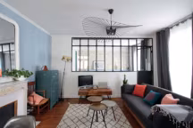 Le salon reste le coeur de l'appartement. Convivial, il met en scène toutes ces petites choses (mélange de bois, pierre, meubles et objets d'époque ou de designers...) qui donnent du cachet à cet intérieur.