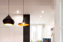 Le plan de travail, élément fort de l'appartement, en chêne massif teinté.