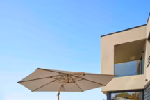 Parasol déporté TIKÉO Hespéride. Dimensions : 4,2 x 3m. Matériaux : Aluminium traité époxy, Acier, 449 euros.