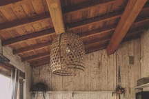 Toquée de déco, Fanny, la femme de Pierre, a mêlé avec goût meubles de jardin, Fermob, assises, Rock the Kasbah, avec miroirs en rotin, Kok, suspensions, Bloomingville, et vaisselle, Jars.