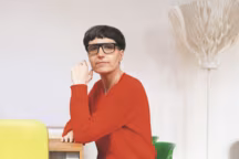 matali crasset dans la cuisine de sa maison située dans le quartier de Belleville à Paris. elle écrit son nom en lettres minuscules pour marquer les esprits et mieux se démarquer...