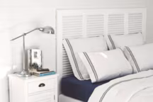 UNE PERSIENNE DÉTOURNÉE

COMMENT? Récupérez une ou deux persiennes selon la dimensiondésirée de votre tête de lit. Poncez le support à l'aide de feuilles silex grain moyen, pour éliminer traces d'usure et aspérités. Appliquez une peinture acrylique blanche en bombe, en deux couches. Après séchage, positionnez votre persienne contre le mur.

COMBIEN? 3,50 le lot de 15 feuilles silex et 8,50 l'aérosol de peinture multisupports blanche. Soit 12 le tout, Castorama. LE PROJET PAR UN PRO: la tête de lit en bois toute faite signée Maisons du monde: "Barbade", L 162 x H 128 cm, 199,90 , maisonsdumonde.com