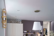 Cuisine Open coloris brun mat et chêne nordique synchrone. Corps de meuble en Mélaminé chêne nordique intérieur blanc. Poignée : Luni. Plan de travail stratifié en chêne nordique structuré. Ilot multifonctions (préparation, rangement, lavage et cuisson). 4 916 euros + 34,01 euros éco part (ce prix comprend les meubles, les façades et les plans de travail de cette cuisine). Socooc.