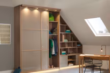 Ensemble rangement dressing/bibliothèque Montmartre, Largeur totale 3m50 (dressing 1m90 / bibliothèque 1m60) – Hauteur 2m70. Mélaminé chêne royal lasuré gris / Portes verre laqué taupe. Fabrication 100% française. Quadro.