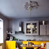Pour trancher d'avec la peinture grise chic qui recouvre tous les murs jusqu'au plafond de la cuisine, les éléments bas des meubles de cuisine sont jaunes vif. KLe résultat les élements hauts disparaissent , la pièce à l'air plus grande et plus chic.
http://frenchyfancy.com/cuisine-style-deco-jaune-gris/