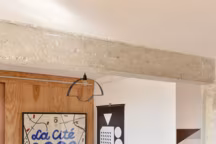 Objets, petit mobilier, illustrations, la sélection affûtée de Laura Forest, comme les affiches exclusives du bâtiment, signées David Navarro.