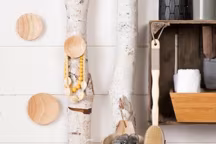 1. Patère Pearl, chêne massif naturel. Taille S : 8 x 8 cm, 6,90 euros. Taille M :10 x 10 cm, 8,50 euros.  Taille L : 12 x 12 cm, 9,90 euros. 
2. Série Happy Libellule, céramique. Porte-savon, 5,90 euros. Gobelet, 6,90 euros. Existe en série complète. 
3. Panier Pearl, métal et bois, L 26 x H 21 x P 12 cm, 
16,90 euros. 
4. Fleur de douche Play, 0,99 euros. 
5. Panier Sauna, bois, Ø 14 cm x H 16,5 cm, 4,90 euros. 
6. Brosse à dos Fjorden, bois naturel, L 41 cm, 9,90 euros. 
7. Panier Paille, collection Maison, gris doré N°5 (existe en divers coloris), plastique, L 32 x H 15 x P 22 cm. 6,90 euros. 
8. Panier Bambou, bois naturel, L 32 x H 10 x P 22 cm, 12,90 euros. 9. Caillebotis Flex Noir, bois, 50 x 75 cm, 16,90 euros. Leroy Merlin.