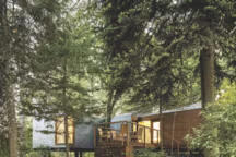 Trois modules identiques ont été préfabriqués en partenariat avec l'entreprise portugaise Modular System et utilisés pour assembler d'une manière différente chacune des maisons. Ce design permet à chaque unité de rentrer dans son propre espace tout en restant unique.