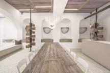 Au dessus de la grande table, luminaire "Meshmatics Chandelier" de l'Atelier Rick Tegelaar, chaises "Hippo" de Bla Station.