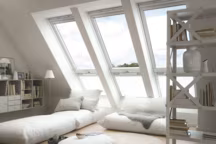 Les nouvelles fenêtres de toit en bois naturel recouvert d'une fine couche de peinture blanche donnent un aspect plus contemporain à votre intérieur. Laissant percevoir les aspérités du bois, elles offrent cependant plus de lumière et optimisent la sensation d'espace.