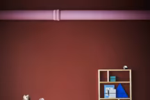 YPPERLIG, table 169 euros, plaquage frêne et bouleau massif, 200 x 90 cm H74 cm. Tables gigognes, 59 euros, hêtre massif vernis, 55 x 40 x 60.1 cm, 40 x 40 x 42 cm et 40 x 25 x 24.2 cm. Etagère murale 14,99 euros scotch, aluminium et bouleau massif vernis, 54 x 4 cm H100 cm.