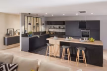 Cuisine Ytrac, disponible en noir, blanc, vison et décor bois structuré Chêne clair. Portes en aggloméré 19 mm revêtu d'un mélaminé mat. Meubles montés en usine, garantis 25 ans. Prix de la composition type : 999 euros. Lapeyre.