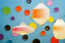 Lampes " Akura » et céramiques de Brigitte de Bazelaire.