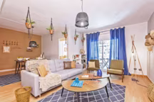 e séjour coloré d'un appartement barcelonais rénové