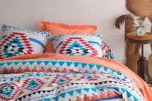 Esprit bohème garanti dans la chambre avec une parure de draps à motifs ethniques. 3Suisses.