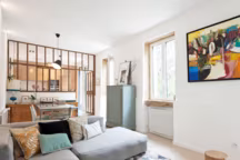 La déco du séjour est faite de meuble de famille, d'objets chinés, de pièces contemporaine. 
L'art doit être présent dans toutes les pièces à vivre et les tableaux