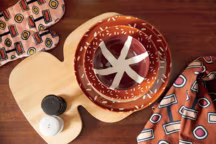 Assiettes plates en grés : 8 euros. Assiettes à dessert en grés : 6 euros. Saladier 22cm en grés : 18 euros. Saladier 29cm en grés : 25 euros.