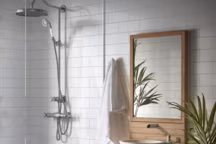 Meuble salle de bain mural Kuveni, avec évier en terrazzo, structure en teck, 279 euros. Kave Home.