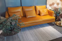 Canapé Istra 2, cuir Chester camel et piétement acier brossé. L 209 x P 96 x H 86 cm : 4 029 euros, BoConcept.