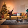 Salon H&H avec  1 canapé Praia 2,5 places en tissu Calabria jaune (groupe 2), 1 fauteuil Atoll en tissu Touch vert (groupe 1), 1 table d'appoint Luca, 1 vase Noemi large, 1 lampe sur pied Fan, 1 décoration murale Deer, 1 objet Christmas tree, 1 coussin Antic Flowers, 1 coussin Winter, 1 coussin Winston et 1 coussin Brondy - Gagner l'équivalent de la valeur de cette salle à manger en bons d'achats H&H en jouant à "Tout à un prix" avant le 31 décembre