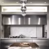 Conçue par SieMatic, cette cuisine est dotée d'une crédence en céramique effet marbre ("Neolith"). De chaque côté de la crédence, des panneaux coulissants cachent des rangements. Ultraminces, ils sont faciles à manier