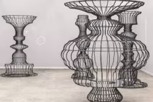 Sou Fujimoto, Forest of Books, éléments d'architecture, 2016, acier patiné noir et poli-miroir. 2,40 mètres de hauteur, largeur variable.