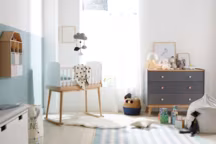 Gamme Confetti en panneaux de fibres de bois, finition peinture mate effet peau de pêche, pieds en frêne, commode 3 tiroirs, 299 euros ; Berceau, 199 euros, Vertbaudet.