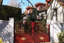 Le portail battant en aluminium K par K, modèle Tradition, semi-ajouré reprend l'esthétique des portails en fer à l'ancienne. Disponible uniquement en sur mesure, il est motorisable. Finition structurée, sablée ou lisse selon les couleurs. Seuil en aluminium extrudé. Garantie 5 ans sur finition et motorisation. Garantie 10 ans sur pièces, main-d'œuvre et déplacement. Prix sur demande. K par K.