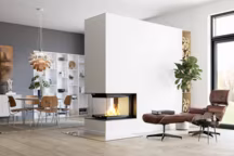 Installé au centre de la pièce, ce foyer bois offre une large vision des flammes grâce à ses 3 vitres et une diffusion de chaleur optimales. Sa grande capacité de chauffe et sa double combustion lui permettent de s'intégrer dans de grands espaces et constructions récentes. Foyer bois Scan 5005. 4490 euros.