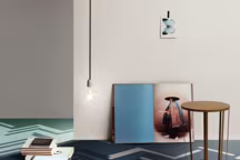 Un sol insolite composé de dalles colorées en forme de lattes.