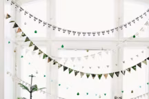 Mille petites guirlandes pour un Noël de fête par Awakened by Sunrise.