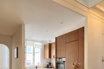 Totalement repensée, la nouvelle cuisine a su profiter des avantages de la configuration précédente, comme la grande fenêtre, pour se réinventer.