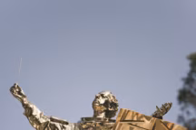 Jan Fabre, lui, sera dans le Jardin des Tuileries avec "L'astronaute qui dirige la mer", 2006, bronze, 183 x 142 cm.