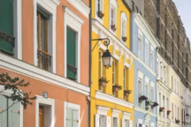 Couleurs à l'anglaise pour les façades de la rue Crémieux dans le XIIe , près de la gare de Lyon.