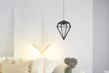 Linge de lit en lin lavé froissé, housse couette en lin lavé froissé, à partir de 199 €, Vice Versa. Plaid frangé, 140 x 250 cm, 199 €. Maisons de vacances.