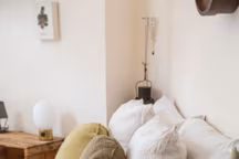 Plus d'infos : linge de lit en lin, cousins en lin, plaid en laine et édredon en lin, Bed and philosophy.