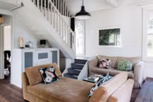 Elise a installé son salon dans l'ancienne nef de la chapelle.